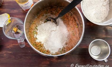 Ringla  ovan lite sirap  samt klicka  ovan lite smör.