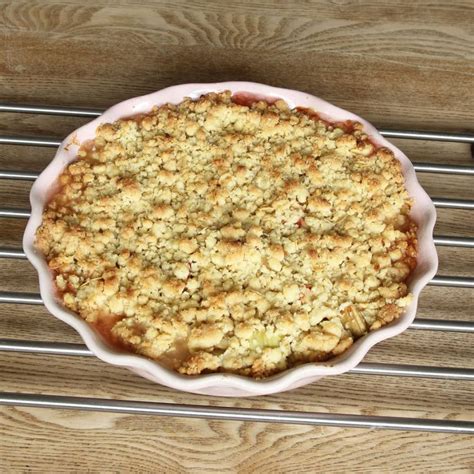 Ringla sirapen  ovan rabarbern  samt smula  ovan degen.