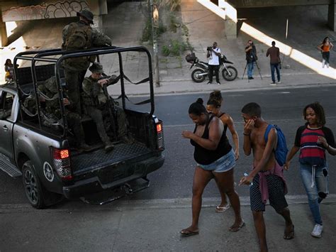 Rio police raid slum to arrest drug lords, 13 people killed