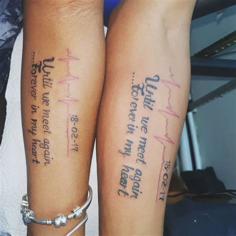 Here are some simple memorial wrist tattoo ideas in memory of your mom or dad. 1. Family tree. Your mom or dad is often like the center of your family tree, with you and your siblings as the leaves or fruit. You can choose a simple tree silhouette to keep your memorial wrist tattoo small and uncomplicated. 2.. 