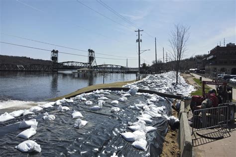 Rising Mississippi River tests Iowa, Illinois flood barriers