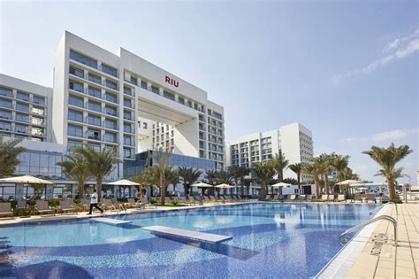 Riu dubai. RIU HOTEL DUBAI. Hotel RIU Dubai, který patří do světoznámé sítě Riu Hotels, se nachází na umělě vytvořeném ostrově Deira Islands u krásné 1,5 km dlouhé písčité pláže, která přímo vybízí k odpočinku a procházce po okolí. Vodní park se skluzavkami a dětskými atrakcemi jistě potěší nejen malé návštěvníky ... 