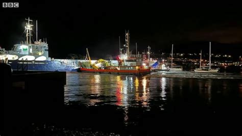 River Teign cargo ship breaks free causing another boat to sink