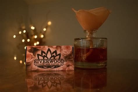 Riverwood massage and facial spa. Embark on a journey to tranquility: Soak Spa, inside The Detroit Club. Descend to the depths of relaxation and discover a sanctuary of bliss. Offering a haven for rejuvenation and self-care. Let the worries fade … 