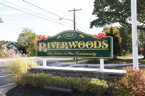 Welcome to Riverwoods, 55+ commuinity in Riverhead. 2Br with 1.5 bath