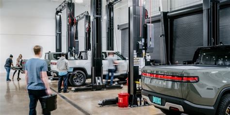 Rivian chicago service center. r/Rivian is the largest and most active fan-run auto-enthusiast Rivian community. We discuss the electric vehicle company, Rivian Automotive, along with their products and brand (not the stock). In 2023, Rivian produced 57,232 EVs and delivered 50,122. 