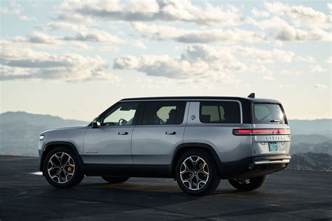 Rivian r1s cost. The starting price of the R1S Explore package is $70,000, while the Adventure Package costs $75,500. Rivan R1S Explore Package vs. Adventure Package: … 