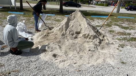 Riviera Beach holds sand bag distribution in preparation for …