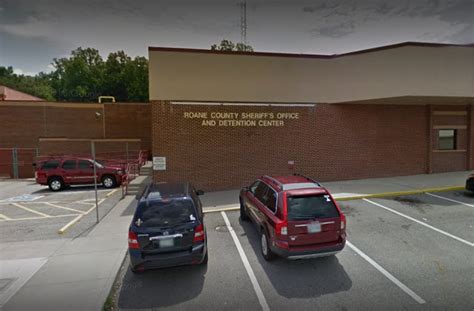 Roane county jail tn inmates. At 7:48 on the morning of July 19, 2021, they bolted out of an unlocked door at the county jail, stole a jailer's car and escaped. Kennedy and Ridenour, charged with burglary and second-degree ... 