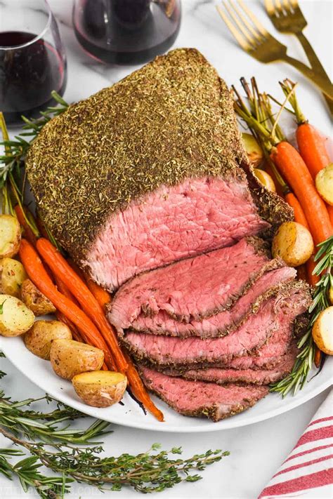 Roasted top round beef. There are 267 calories in 100 grams of Roast Beef. Get full nutrition facts and other common serving sizes of Roast Beef including 1 thin slice and 1 oz of boneless (yield after cooking). 