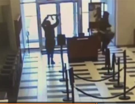 Robbers with assault rifles hold up Tennessee bank, video shows