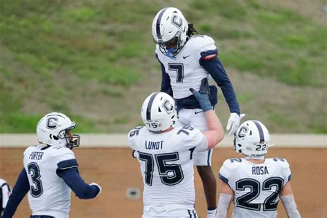 Roberson throws 4 TD passes, UConn tops Sacred Heart 31-3 to end skid
