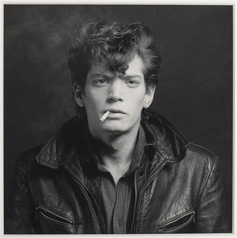 Robert mapplethorp. Robert Mapplethorpe (1946-1989) is undoubtedly one of the most important photographers of the twentieth century. He was inspired by the sculpture of classical antiquity and the Renaissance, and translated this aesthetic to a time and culture of his own, namely New York’s gay scene in the 1980s. I’m looking for the unexpected 