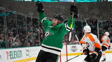 Robertson scores 2, Stars keep pace with 4-1 win over Flyers