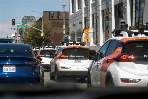 Robotaxis, autonomous vehicles still require caution from other drivers: Roadshow