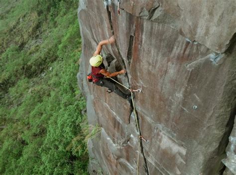 Rock climbing adalah. .  ...