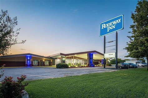 The Rodeway Inn is easily accessible off Interstate Highway 35 and located one block north of Williams Dr, only 1 miles from Lake Georgetown, 3 miles from Inner Space Caverns, 2.5 miles from Southwestern University and 4 miles from Sun City Georgetown. . 