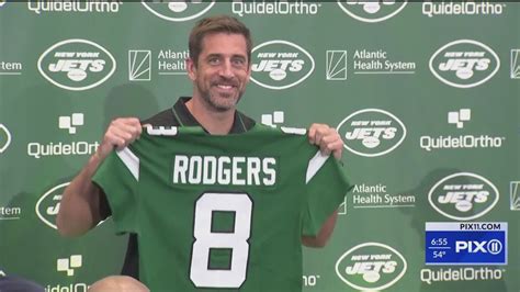 Rodgers bonding with Jets teammates in Big Apple spotlight