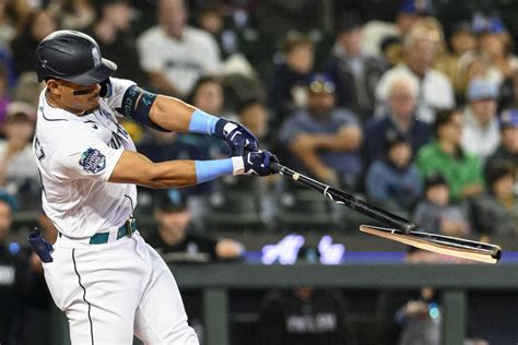 Rodríguez, Miller star as the Mariners beat the White Sox 5-1 despite a dominant performance by Lynn