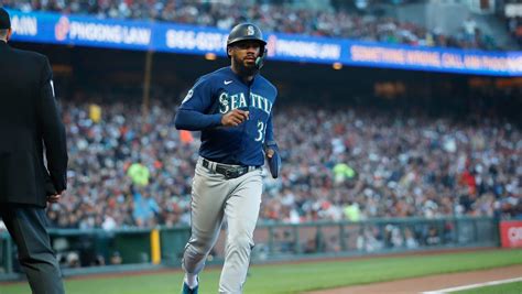 Rodríguez delivers in 4-run 9th against All-Star closer Doval as Mariners beat Giants 6-5
