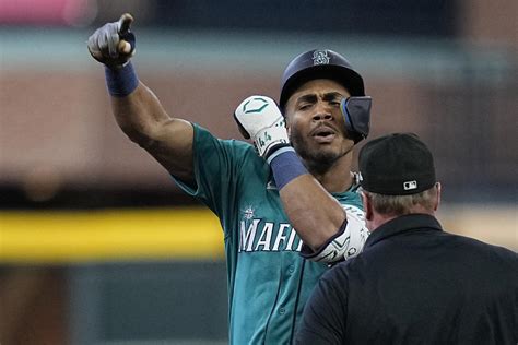 Rodriguez’s 17-hit deluge helps put the plucky Mariners back in the AL playoff race