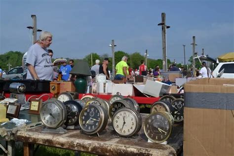 Apr 4, 2016 · Rogers flea market: a top preference in Ohio and an award winning market The Rogers flea market was started in 1955 by Lucille and Emmet Baer, an established auctioneer. Back then, the Rogers Community Auction was a small barn sale selling produce, eggs, and miscellaneous items every Friday. . 