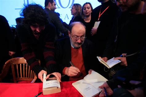 Roman Umberto Eco'nun ilk ve en tanınmış romanıdır.