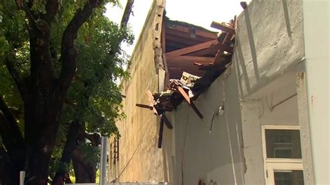 Roof collapse of unoccupied building in Miami leads to road closure due to debris