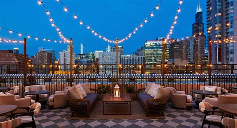 Rooftop bars downtown chicago. 