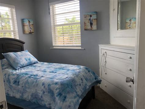 Cozy and stylish private room and shared bath with easy Parking. Minutes from the best Las Olas offers. Close to Downtown Ft Lauderdale, the Beaches, Las Olas Strip …. 