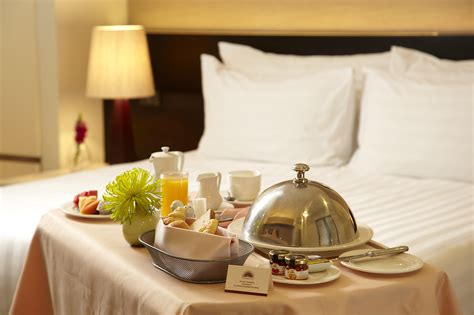Room service. These hotels with room service in Myrtle Beach have great views and are well-liked by travelers: Hilton Myrtle Beach Resort - Traveler rating: 4.5/5 Island Vista Oceanfront Resort - Traveler rating: 4.5/5 
