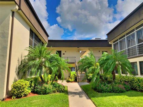 View off-campus housing & apartments near Florida Atlantic University..