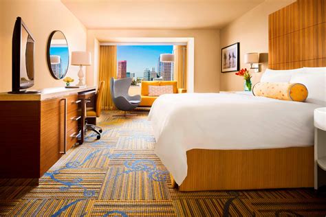 When traveling to Los Angeles, it’s important to choose the right airport hotel shuttle to get you to and from the airport. With so many shuttle services available, it can be difficult to know which one is best for you. Here are some tips t....