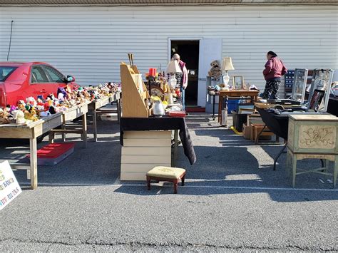 Always something exciting at Roots!! The Saturday Flea Market is open Every Saturday April- Nov! Come on over check it out! We are excited to see it.... 