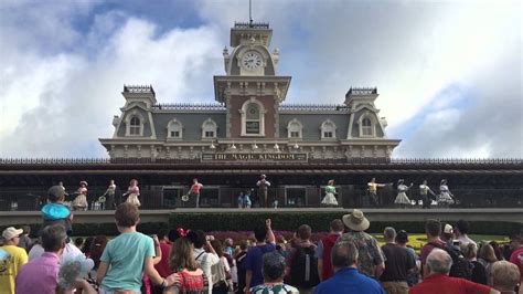 Rope dropping magic kingdom. 11 Jan 2020 ... Rope drop at Magic Kingdom could get you on your favorite ride with very little wait time, but now that they open the gate early there are ... 