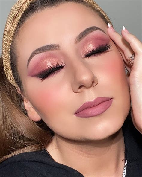 Rose and ben beauty. Rose is a makeup educator, managing partner, and content creator based out of Houston, TX. She started her career touring nationally in the duet, Rose and Ben, and has released two critically ... 