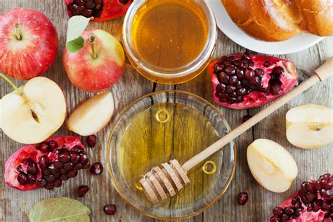 Rosh hashanah foods. Heat gently until warm. Remove from the heat and let stand. Peel and core the apples, leaving a base of about 1/2" (1 cm.) at the bottom and a hollowed cylinder of 1 1/2" (4 cm.) in diameter. Rub the apples with lemon juice to prevent discoloration. In a small bowl, mix together the egg yolks, 6 Tbsp. of the sugar, the almonds and the butter. 