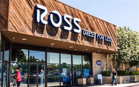 Ross wages. Ross Stores Average Salary. The average annual pay at Ross Stores is $30,015, or $14.43 per hour, on a nationwide scale. The lowest 10th percentile earns less than $23,000 a year, whilst highest 90th percentile earns more than $39,000. Various functions at Ross Stores tend to pay different wages. 