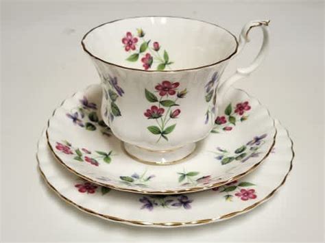 Royal Albert Bone China “Keswick”Gold Rim English Floral Spray Tea …