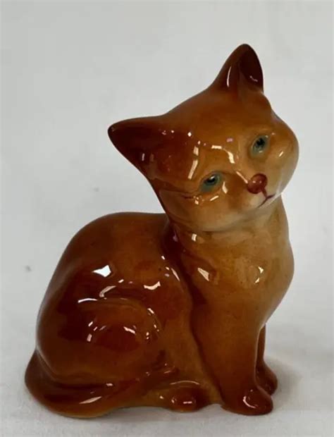 Royal Doulton - Small Cat/Kitten Porcelain figurine - Calico/Tabby