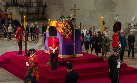 Royal Guard Faints While Protecting Queen Elizabeth II