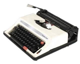 Royal traveller ii portable manual typewriter. - Lecturas sobre economía financiera internacional e integración económica.