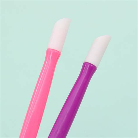 Rubber cuticle pusher.  Colorstreet isn&rsquo;t hard to apply at all but these tips can really hel...