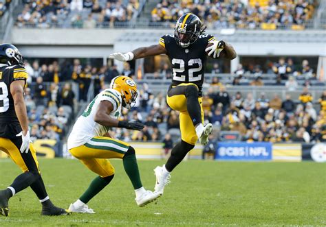 Running backs shine early, defense shines late as Steelers slip past Green Bay with 23-19 victory