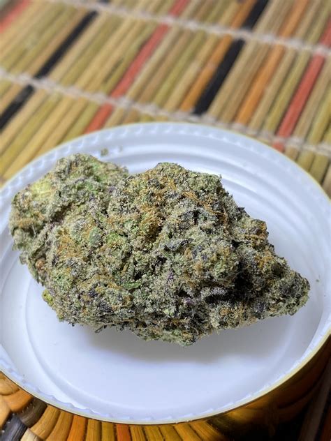 Runtz is an evenly balanced hybrid strain (50% indica/50% sativa) created through a delicious cross of the infamous Zkittlez X Gelato strains. Named for the iconic candy, Runtz brings on a super delicious fruity flavor with tropical citrus and sour berries galore.. 