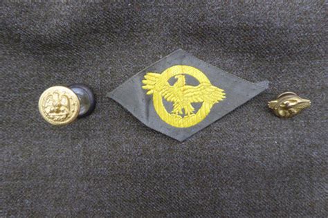 The Honorable Service Lapel Button sometimes called the Honorable Discharge Lapel Pin or Ruptured Duck was issued to members of the Armed Forces when they were honorably discharged during World War II. The classic Sculptor Anthony de Francisci designed the award in 1939 and consists of an eagle perched within a ring composed of a chief and thirteen vertical stripes.. 