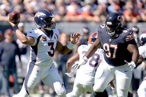 Russell Wilson throws 3 TDs, Broncos rally from 21 down to top Bears 31-28