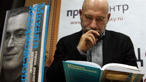 Russia adds popular author Akunin to register of ‘extremists and terrorists,’ opens criminal case