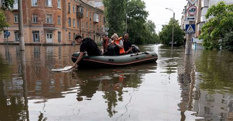 Russia bombs school where flood evacuees were sheltering after Zelenskyy visits Kherson