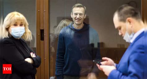 Russian authorities detain 3 lawyers for imprisoned opposition leader Alexei Navalny after raids